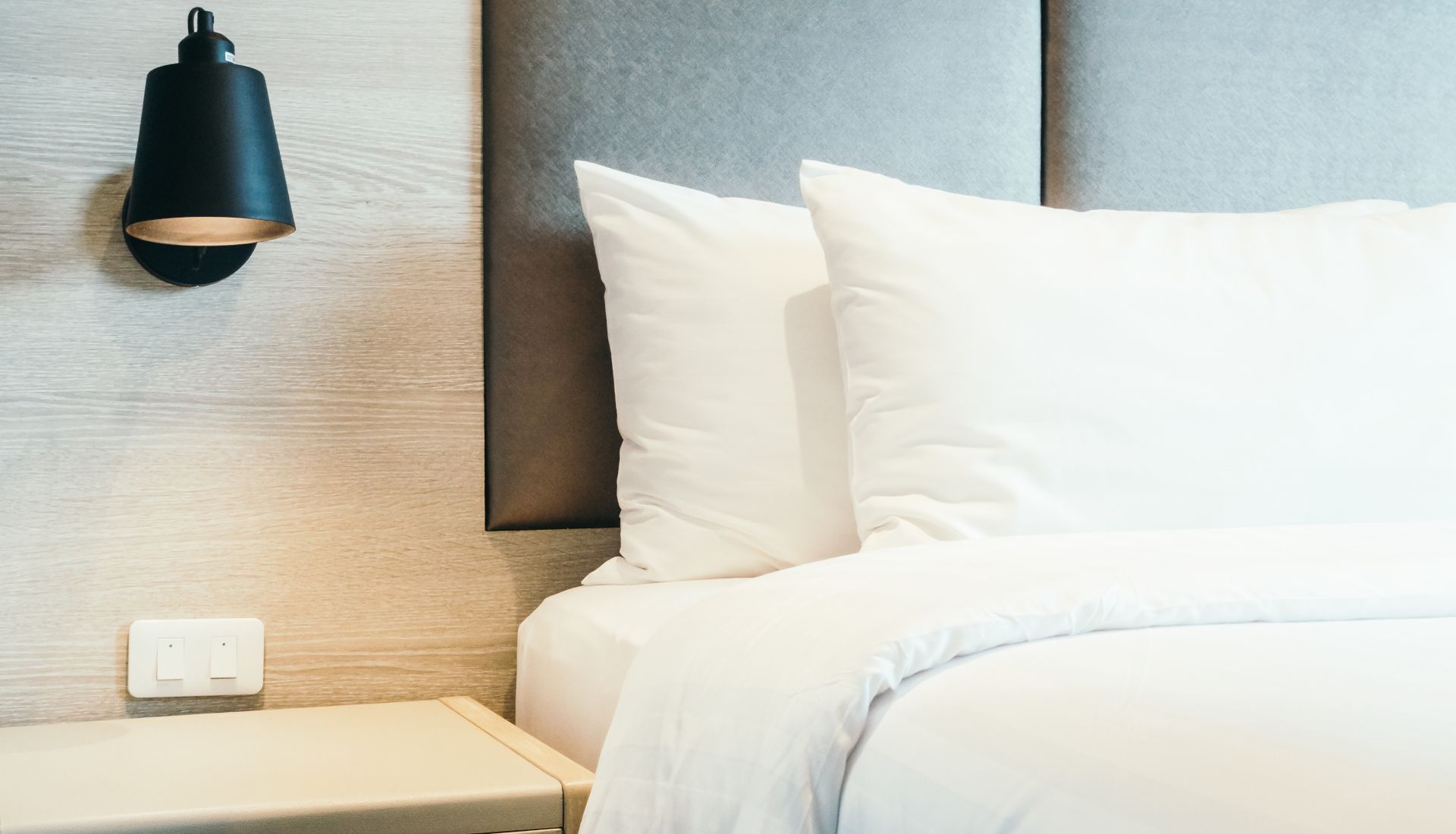 Imagen parcial de una cama donde se ven las almohadas.